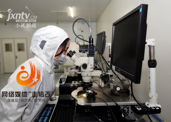 江(jiang)风益(yi)团(tuan)队再(zai)结(jie)硕(shuo)果(guo) 黄(huang)光(guang)LED芯片(pian)让世(shi)界赞叹(tan)