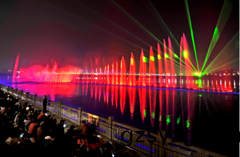 “大(da)美江(jiang)油•韵(yun)律(lv)涪(fu)江”水(shui)上(shang)音(yin)乐喷(pen)泉(quan)灯(deng)光(guang)秀