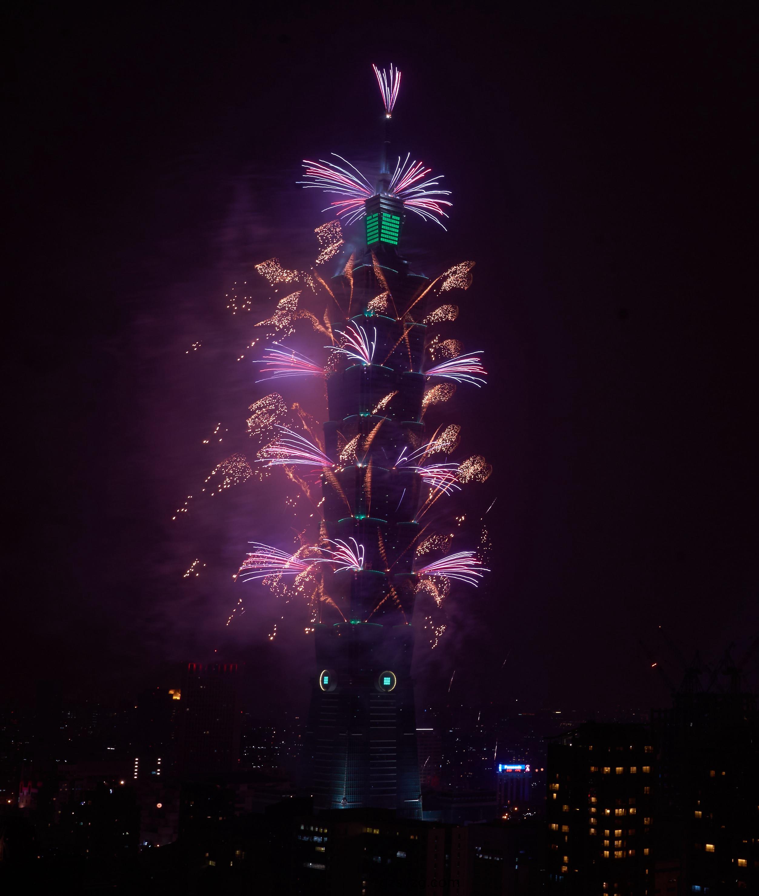 【新闻图(tu)片】飞(fei)利浦照(zhao)明(ming)助(zhu)力台(tai)北(bei)101打(da)造(zao)台湾(wan)绿(lv)色(se)地(di)标 (2).jpg